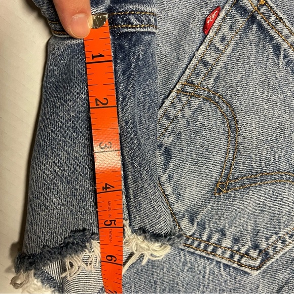 Women’s Levi’s Jean Cutoff Shorts Size 32 Waist 5in Inseam - Picture 13 of 13